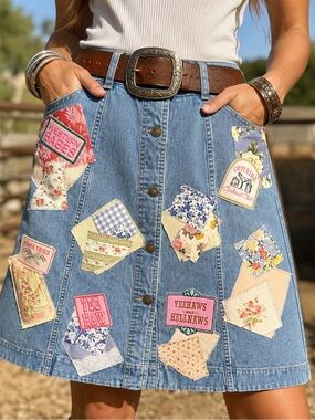 Chaps EUC Custom Western Graffiti
Patch Denim Skirt cotton/poly/elastane
Sz 4